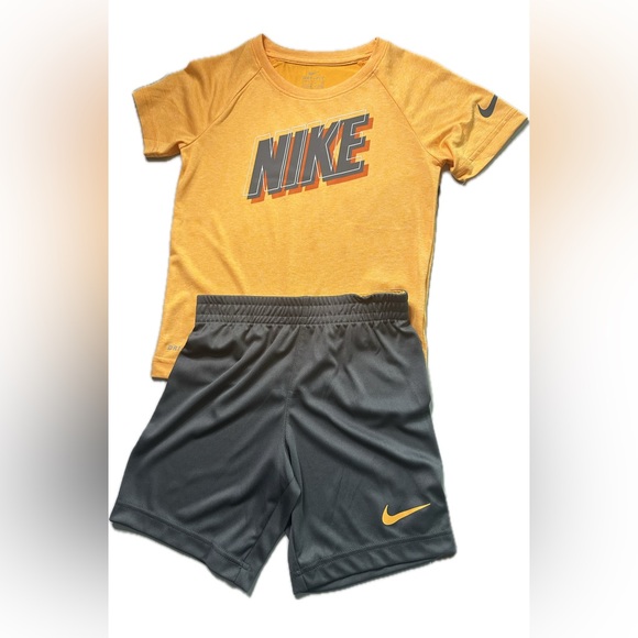 Nike 2 Piece Set - Size 5 (Boys) - Picture 1 of 4